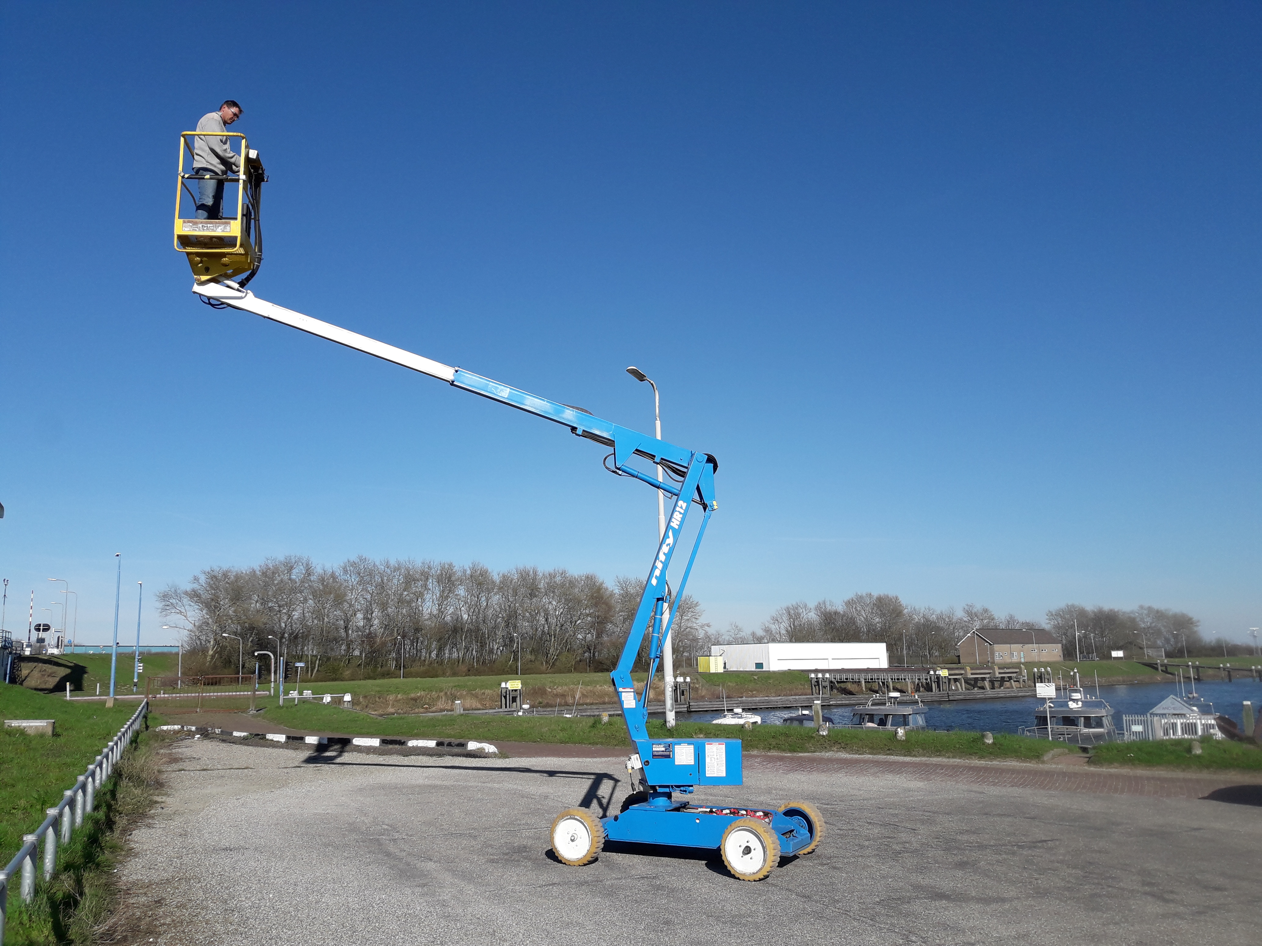 hoogwerker huren zwartewaal brielle vierpolders spijkenisse oostvoorne rockanje rozenburg hellevoetsluis